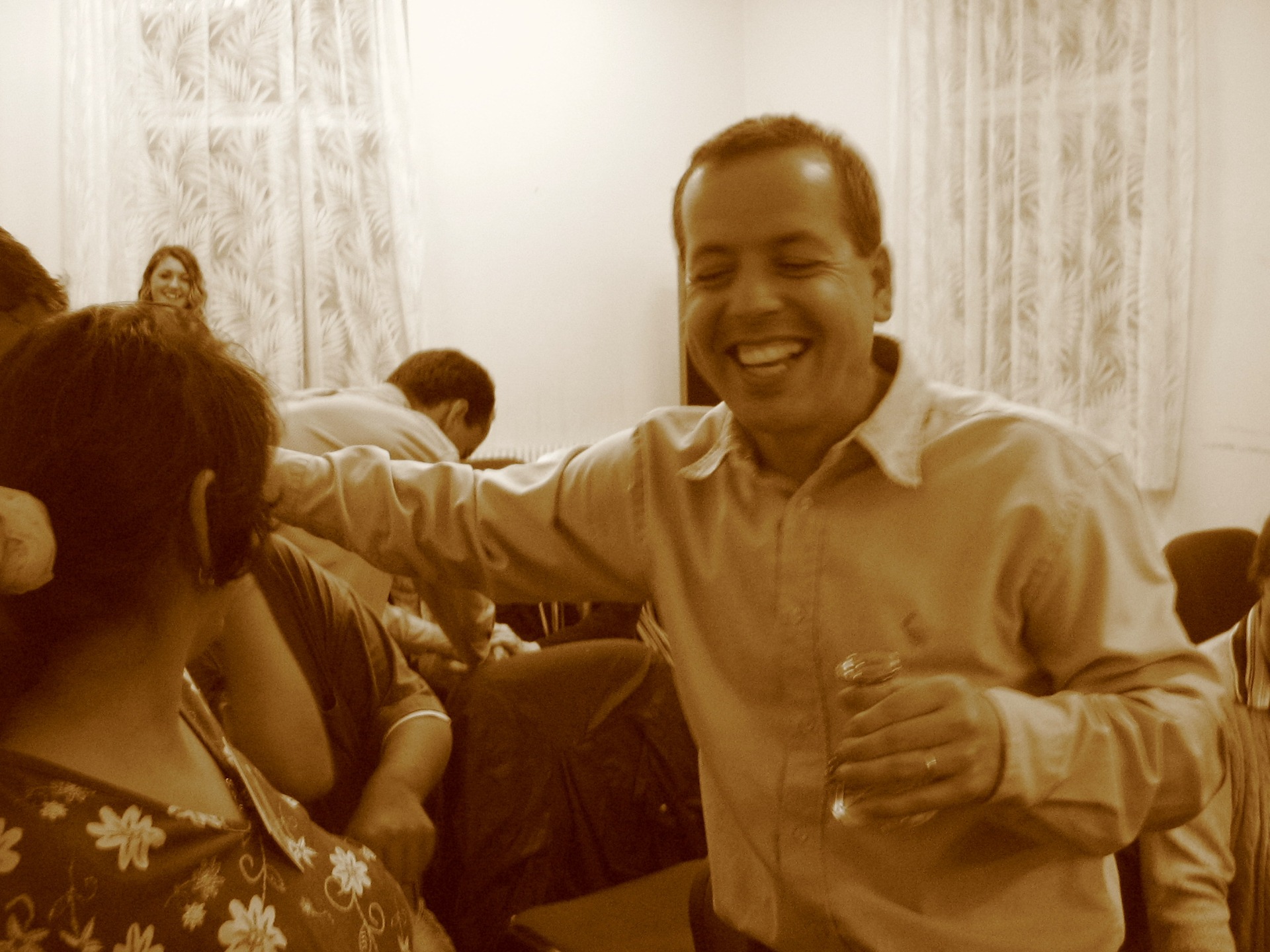 Vojtěch se modlí a maže lidi olejem